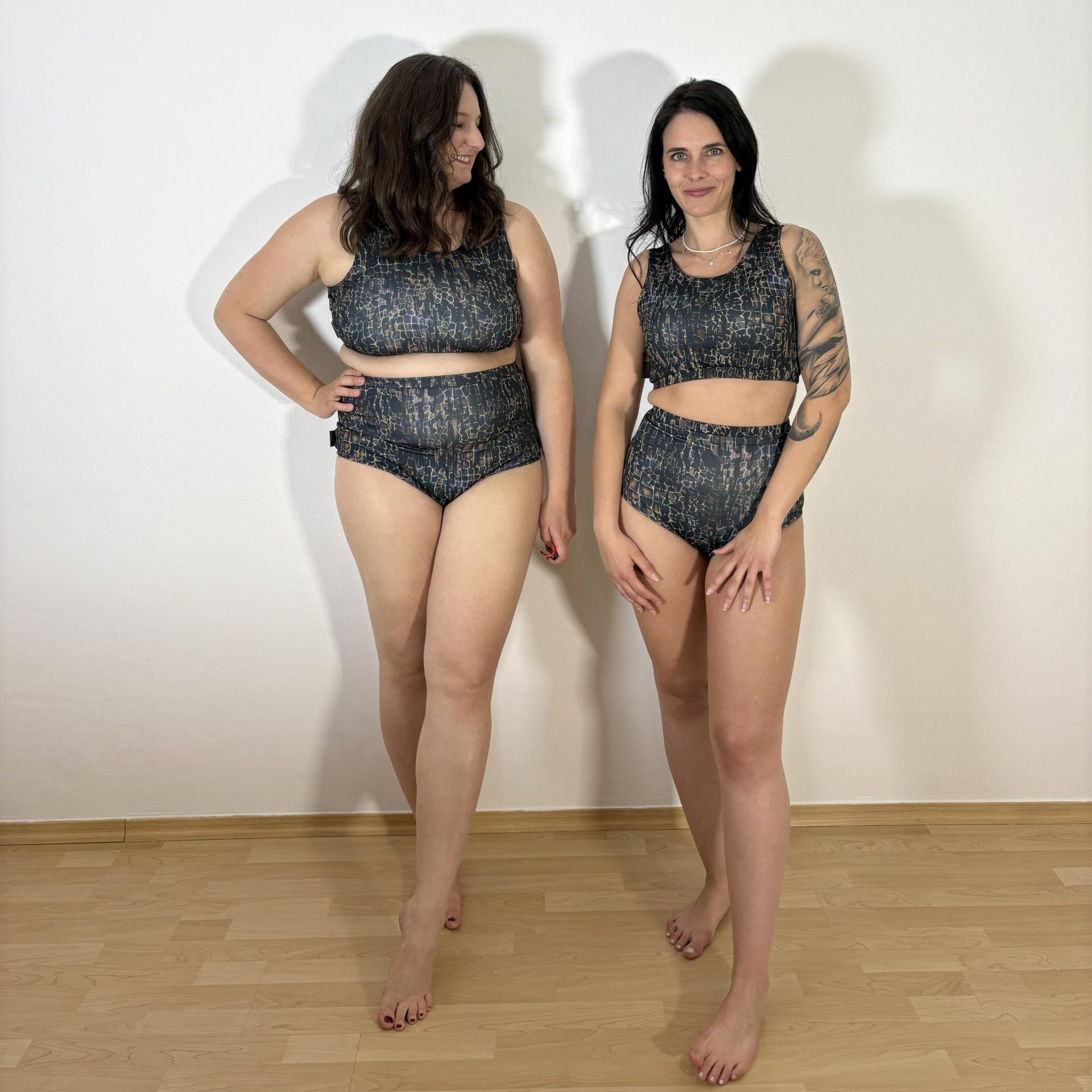 Meniko Poledancekleidung Pole-Höschen Manes highwaist schlange XXL und S vorne